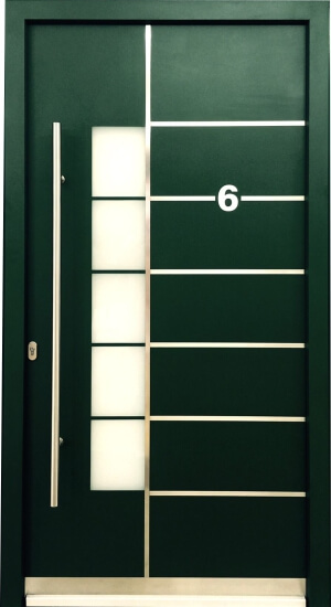 Welthaus Tueren in mossgruen und Hausnummer